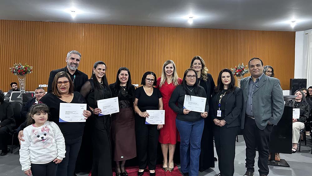 Mulheres celebram formatura em cursos profissionalizantes em Ivaiporã