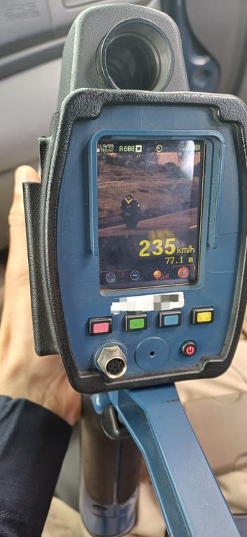 PRF flagra motocicleta a 235 km/h na BR-232, em Sairé
