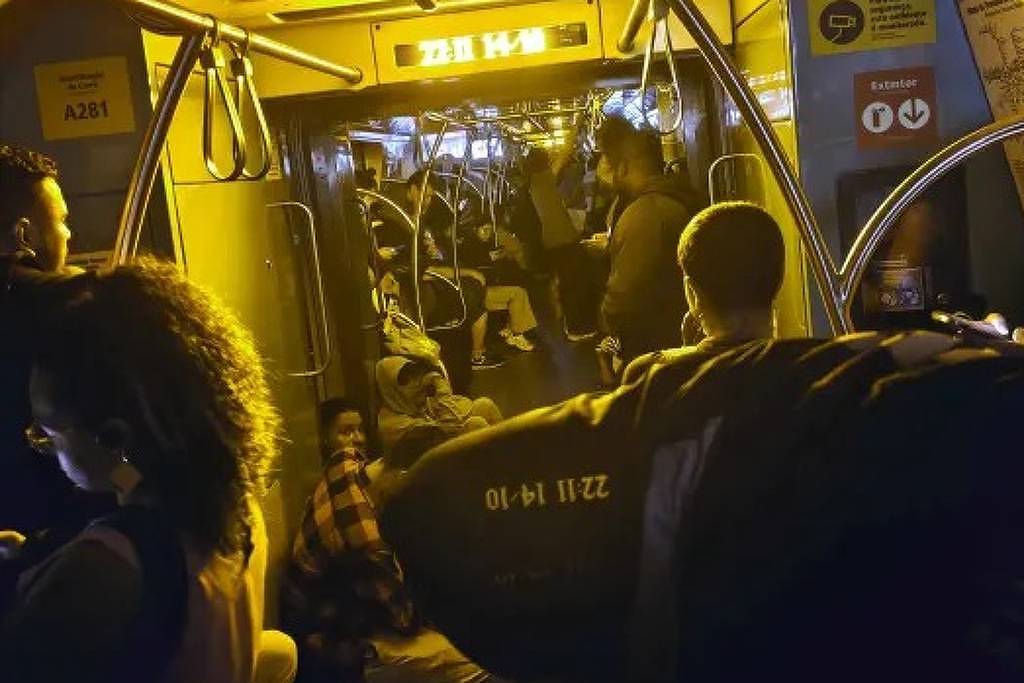 Passageiro aciona botão e causa caos na linha 9-Esmeralda - 15/10/2025 - Cotidiano