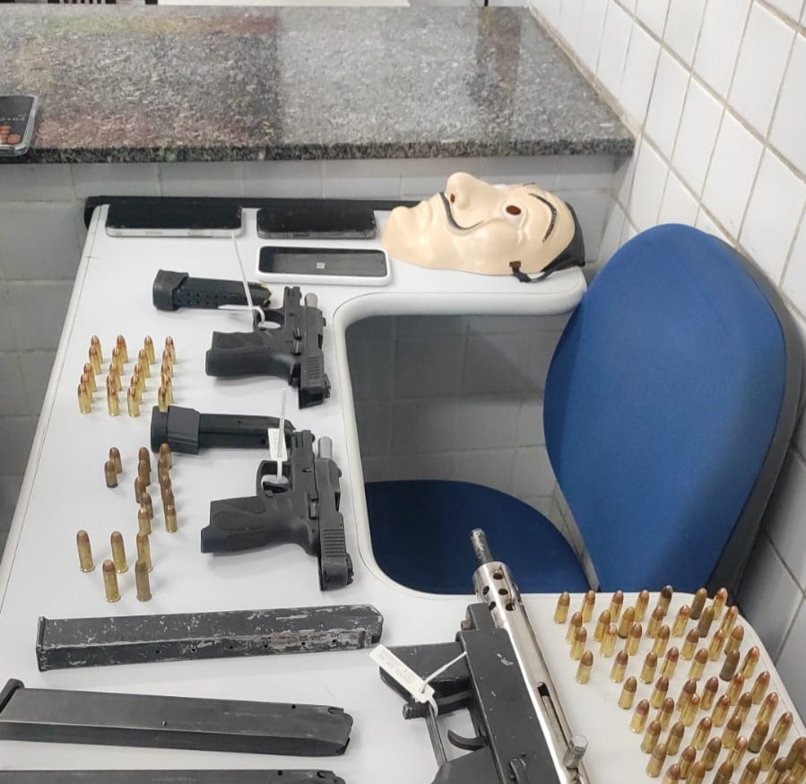 Perseguição termina com suspeito morto, três presos e armas apreendidas no recife