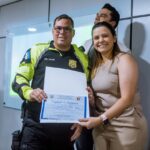 Prefeito Rodrigo Pinheiro e Dayse  entrega certificados do curso de motopatrulhamento a agentes de trânsito da AMC