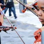 Projeto leva aulas de música para crianças em áreas vulneráveis do Rio