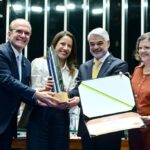 Raquel Lyra recebe homenagem do Senado por avanços na alfabetização em Pernambuco