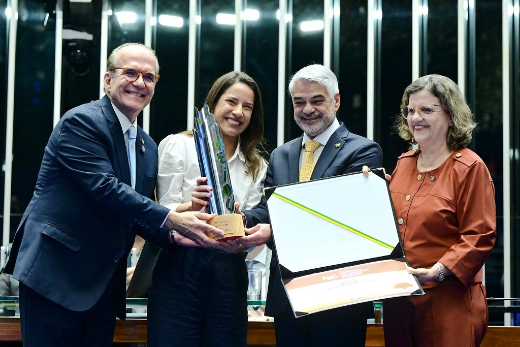 Raquel Lyra recebe homenagem do Senado por avanços na alfabetização em Pernambuco