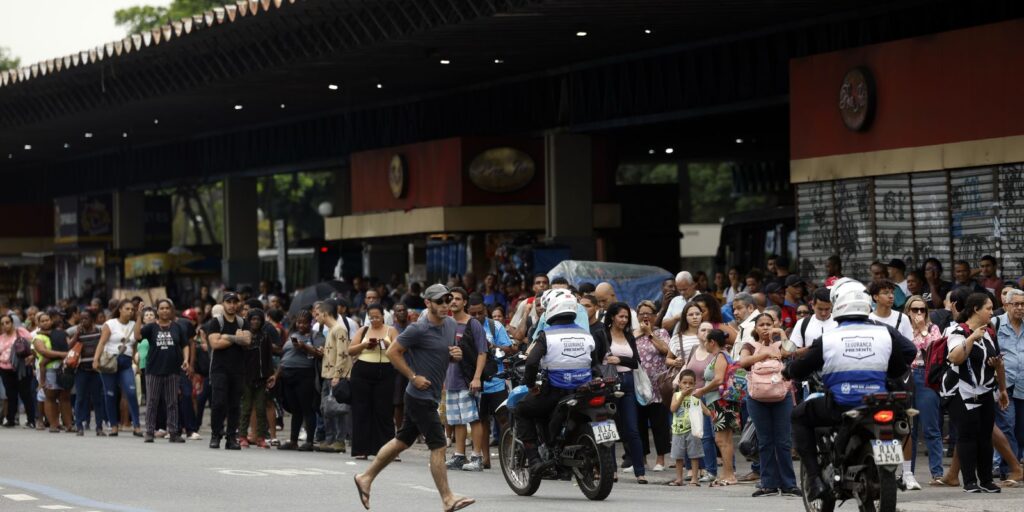 Rio: avenidas são liberadas e metrô reforça horário de trens