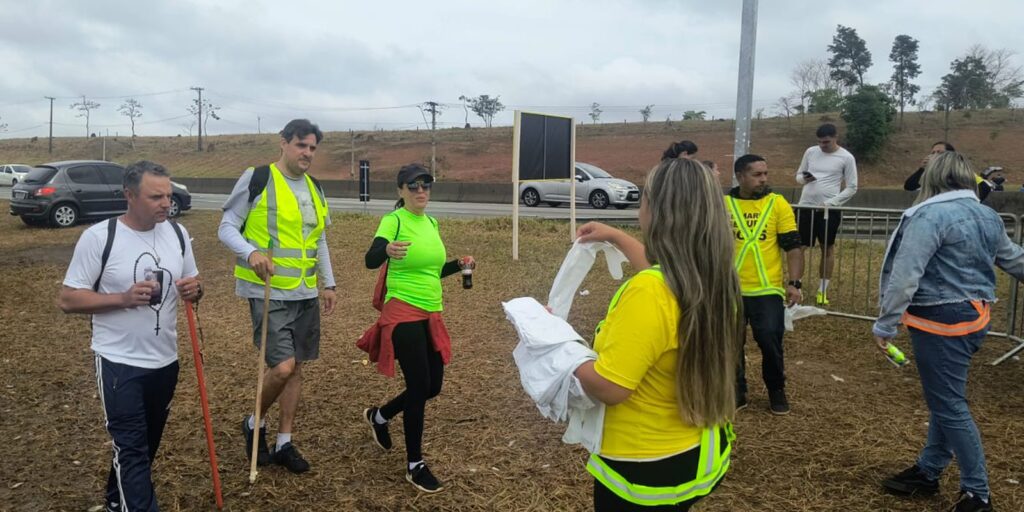Romeiros que vão a Aparecida usam tendas de apoio em rodovias de SP