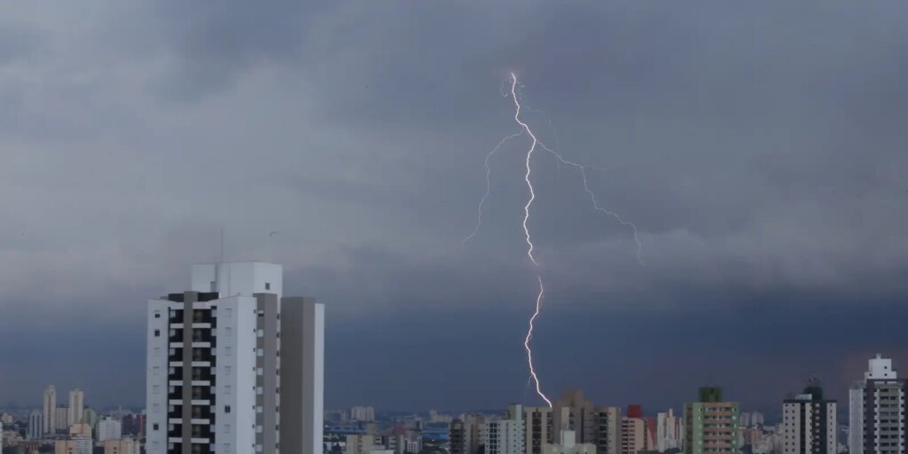 Ventos fortes em SP derrubam cobertura de arena e deixam 8 feridos