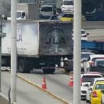 Caminhões foram atravessados na avenida Brasil, uma das principais vias do Rio de Janeiro, hoje