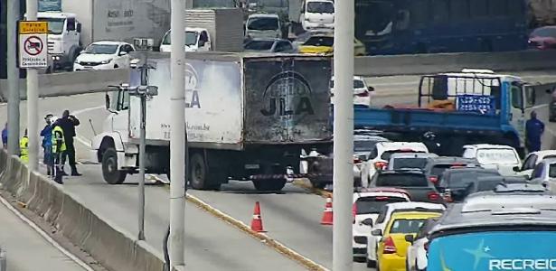 Caminhões foram atravessados na avenida Brasil, uma das principais vias do Rio de Janeiro, hoje