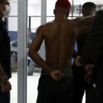 Avenida Brasil é interditada e carros são incendiados no Rio