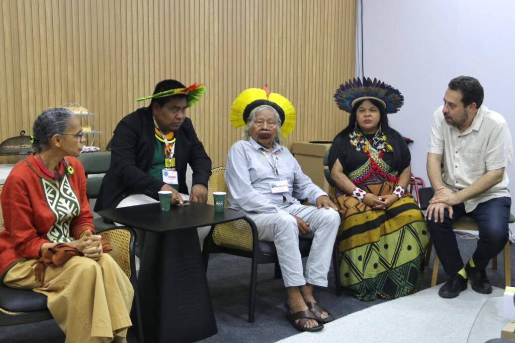 Boulos, Marina e Sonia Guajajara se reúnem com cacique Raoni na COP30