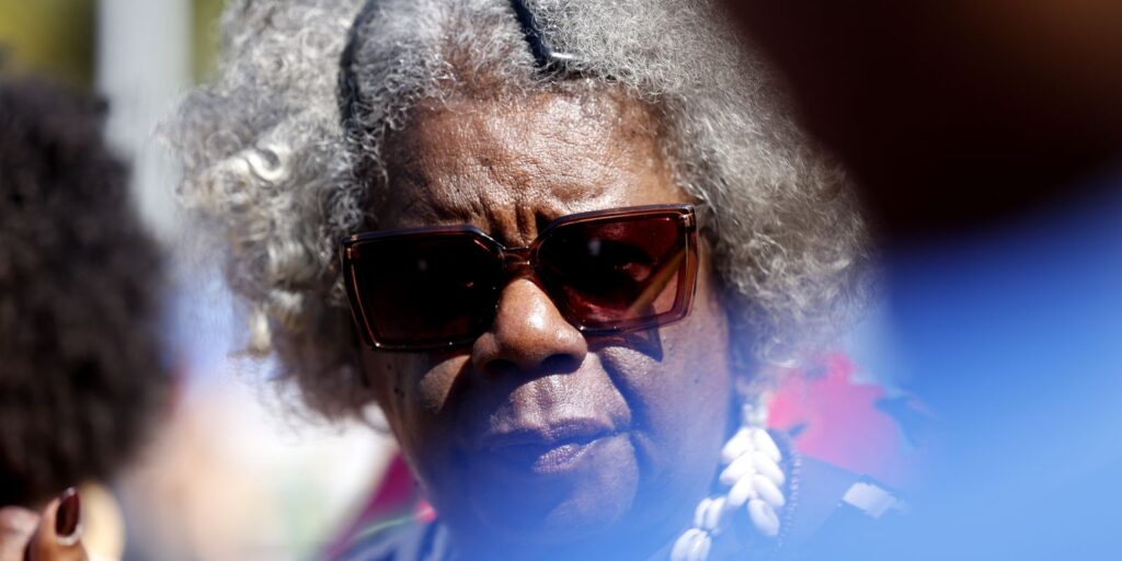 "Cada passo, cada pé, reivindica o direito à vida", diz escritora