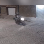 Câmera flagra assalto e moto é roubada no bairro Cidade Jardim, em Caruaru