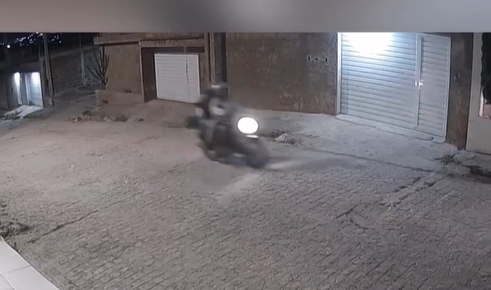 Câmera flagra assalto e moto é roubada no bairro Cidade Jardim, em Caruaru