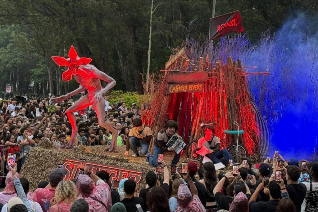 Carros alegóricos de Stranger Things lotam o Ibirapuera - 23/11/2025 - Ilustrada