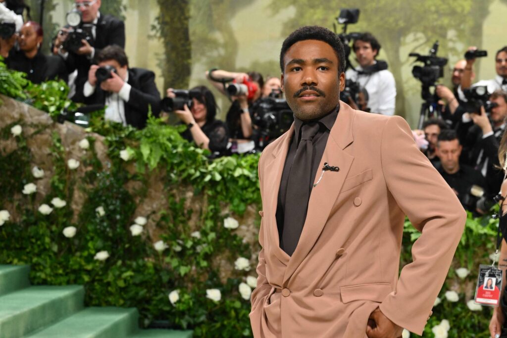 Donald Glover diz ter sofrido AVC durante turnê mundial - 24/11/2025 - Ilustrada