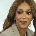 Erika Hilton acusa Nikolas Ferreira de usar celular perto de Bolsonaro