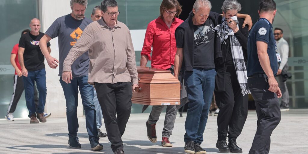 Familiares, amigos e políticos se despedem de Paulo Frateschi na Alesp