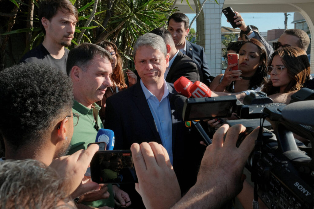 Flávio fica fraco e Tarcísio, forte na prisão de Bolsonaro - 24/11/2025 - Mônica Bergamo