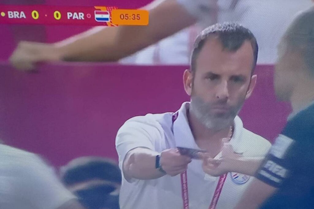 Genérico do VAR já existe e funciona à base de desafios - 20/11/2025 - O Mundo É uma Bola