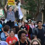 Manifestantes protestam contra entrada de PMs armados em escola de SP