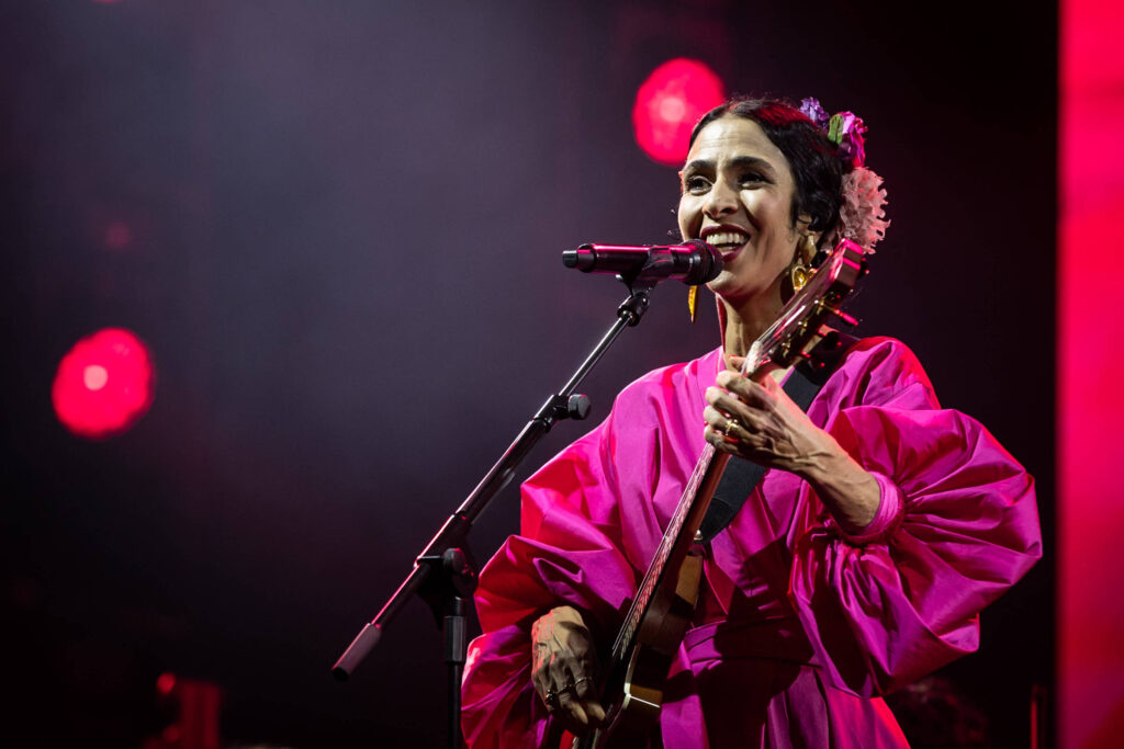 Marisa Monte mostra elegância em show com orquestra em SP - 08/11/2025 - Ilustrada