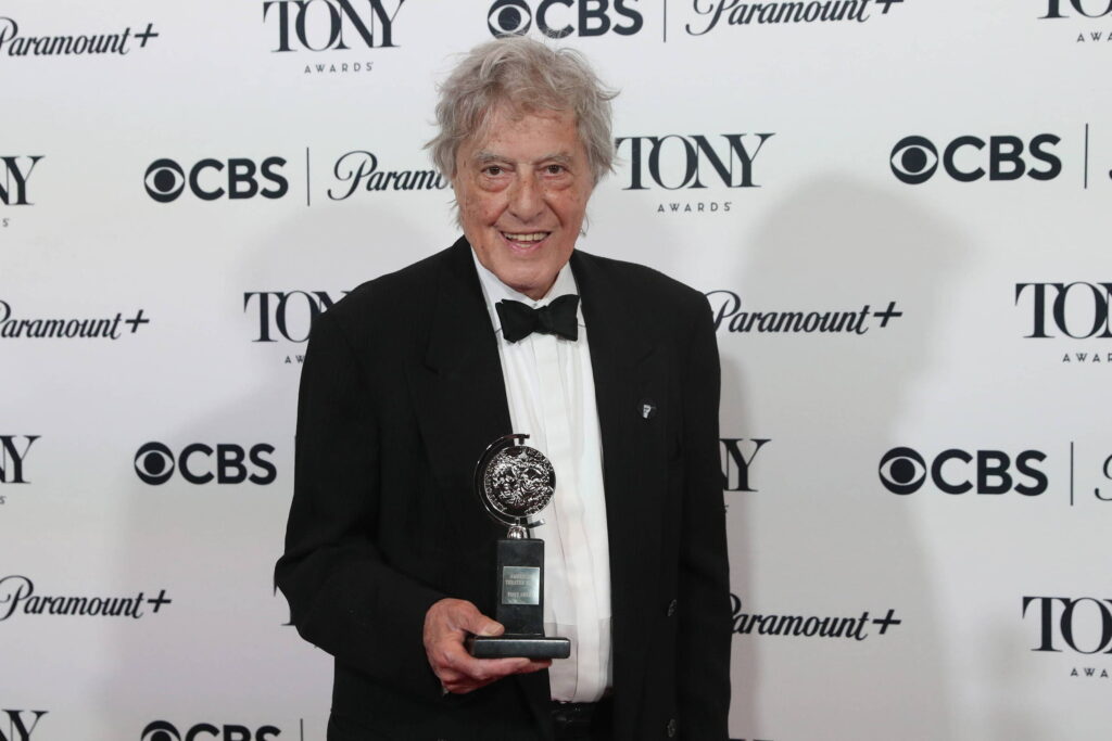 Morre Tom Stoppard, dramaturgo vencedor do Oscar, aos 88 - 29/11/2025 - Ilustrada