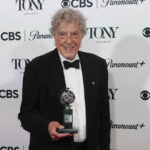 Morre Tom Stoppard, dramaturgo vencedor do Oscar, aos 88 - 29/11/2025 - Ilustrada