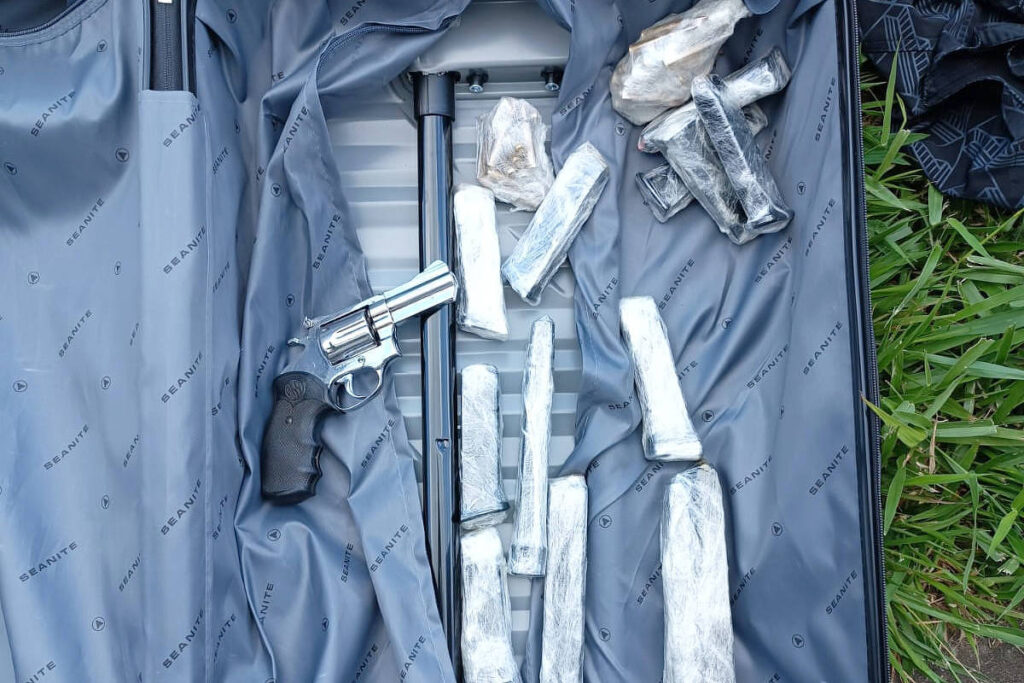 PRF prende dupla que deixava o Rio com arma e munições - 05/11/2025 - Cotidiano