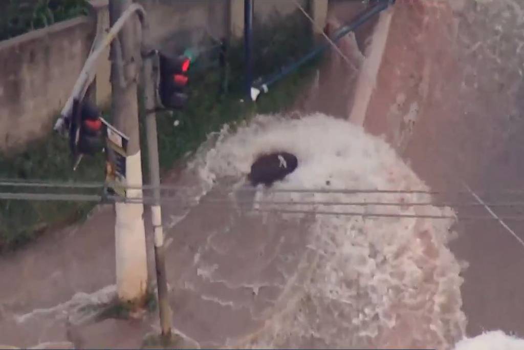 Rompimento de adutora da Sabesp alaga ruas em SP - 13/11/2025 - Cotidiano