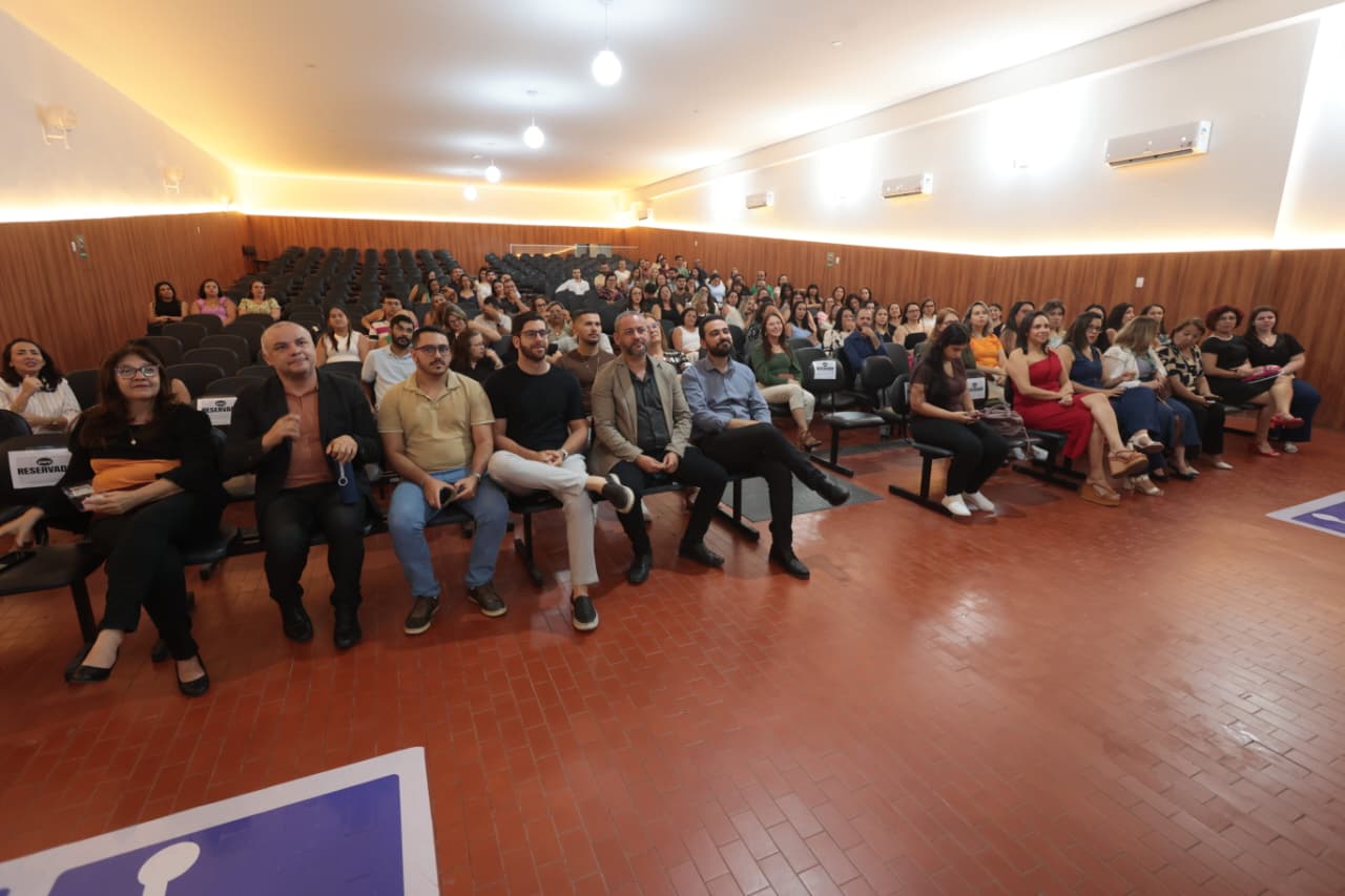 Sendo peças fundamentais na gestão educacional de Caruaru, gestores escolares são homenageados na Seduc