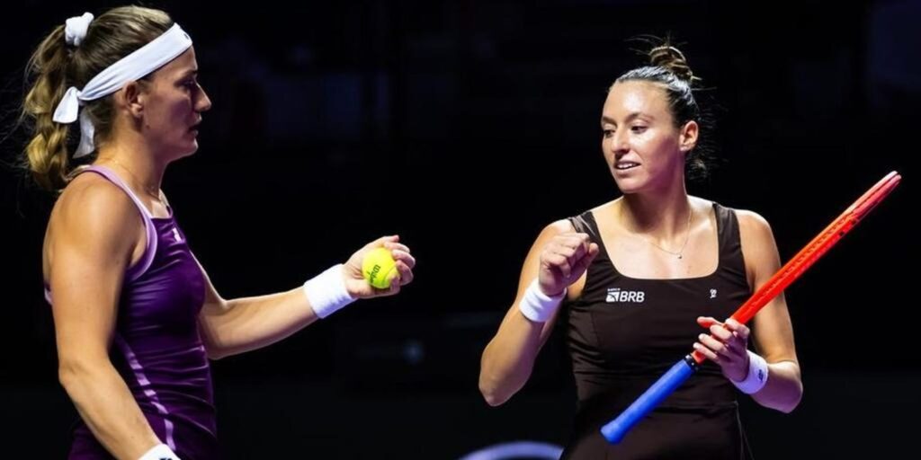 Stefani e Babos vencem russas e se aproximam da semi do WTA Finals