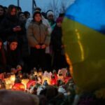 Pessoas prestam homenagens em um memorial improvisado para as vítimas mortas quando um míssil russo atingiu um prédio residencial, em Ternopil, Ucrânia