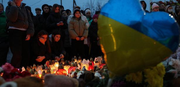 Pessoas prestam homenagens em um memorial improvisado para as vítimas mortas quando um míssil russo atingiu um prédio residencial, em Ternopil, Ucrânia