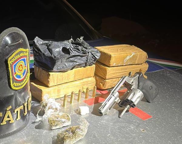4º BPM apreende arma de fogo e drogas durante operação em Agrestina