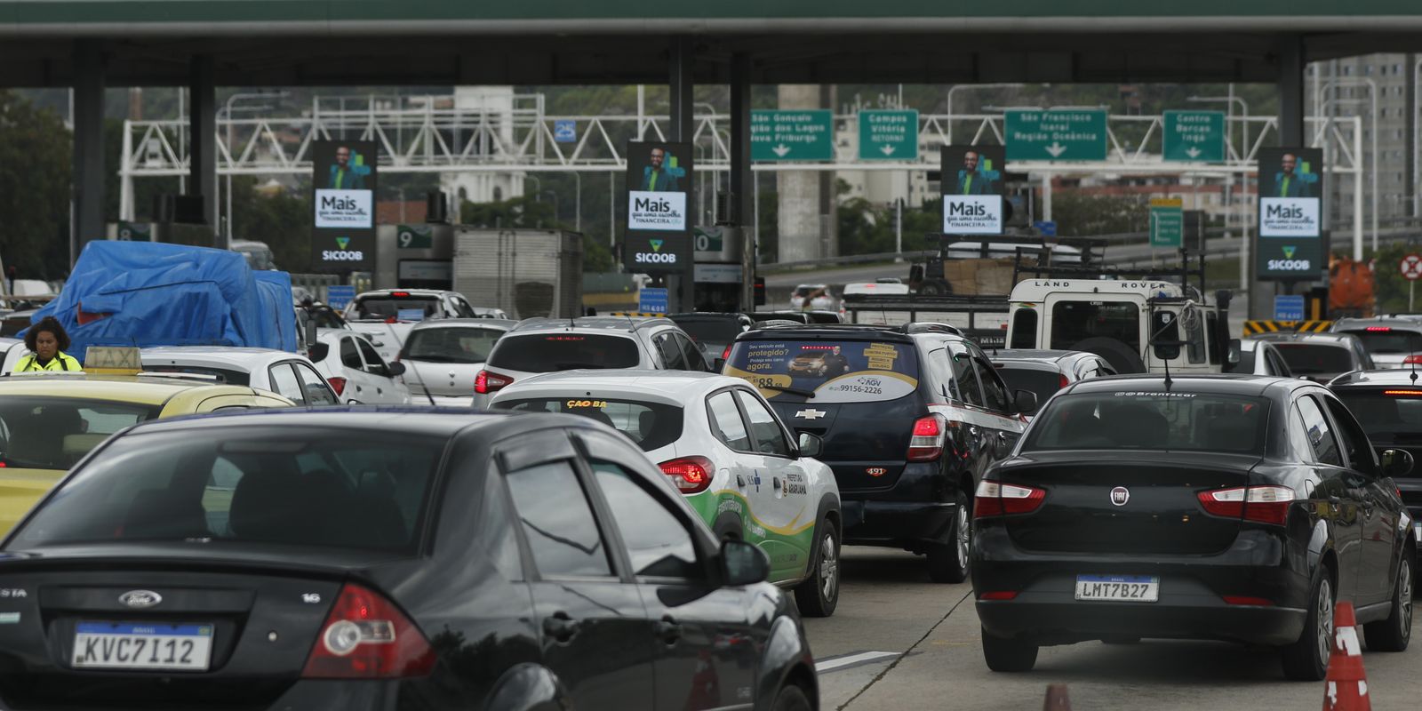 Andarilho invade Ponte Rio-Niterói e causa confusão no trânsito