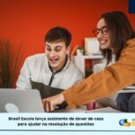 Estudantes em frente a computador