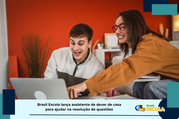 Estudantes em frente a computador