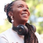 Ativista que quer “calçar o mundo” já distribuiu 60 mil chinelos