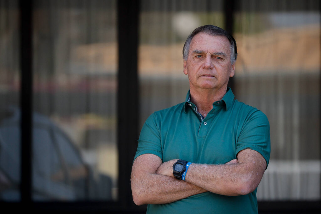 Bolsonaro passa por nova cirurgia para tratar soluços - 29/12/2025 - Política