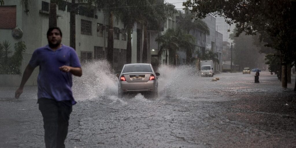 Capital paulista entra em estado de atenção com chuva e alagamento
