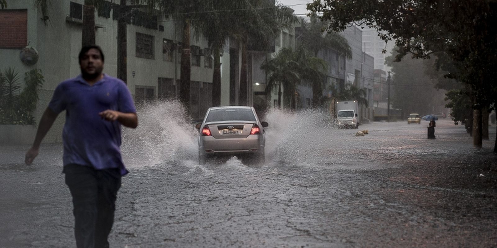 Capital paulista entra em estado de atenção com chuva e alagamento