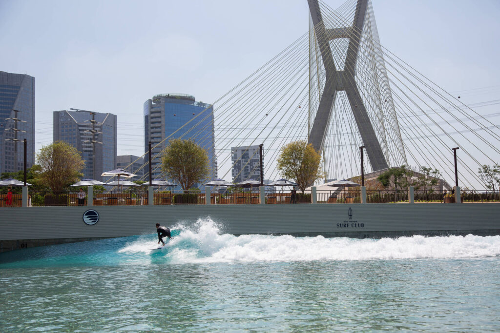 Clubes com piscina de ondas e praia artificial são abertos - 06/12/2025 - Cotidiano