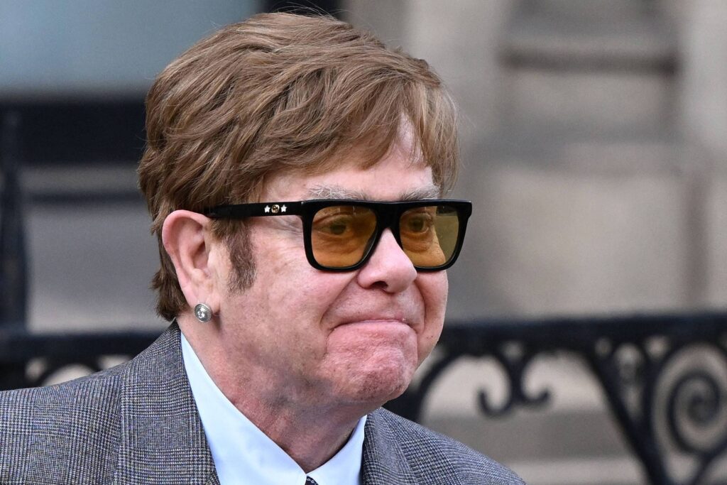 Elton John afirma que a sua perda de visão se agravou - 07/12/2025 - Ilustrada