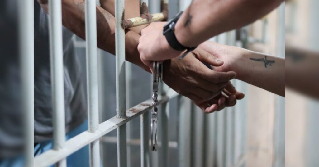 Ex volta a ameaçar mulher e é preso 2 vezes no mesmo dia em Arapongas