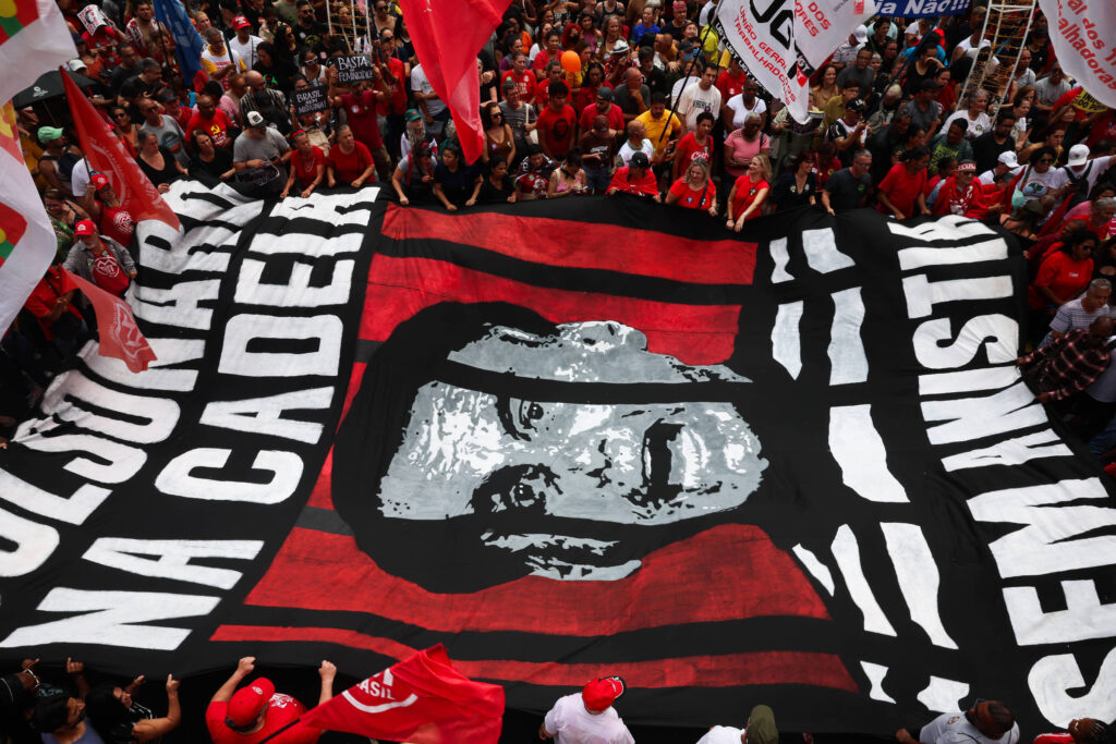 Flávio Bolsonaro é ignorado em manifestação na Paulista - 14/12/2025 - Painel