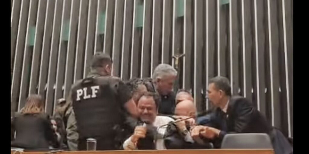 Glauber Braga é retirado à força após ocupar mesa da Câmara