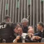 Glauber Braga é retirado à força após ocupar mesa da Câmara