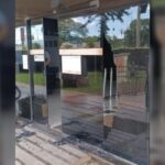 Homem jurado de morte quebra vidraça de fórum e implora para ser preso