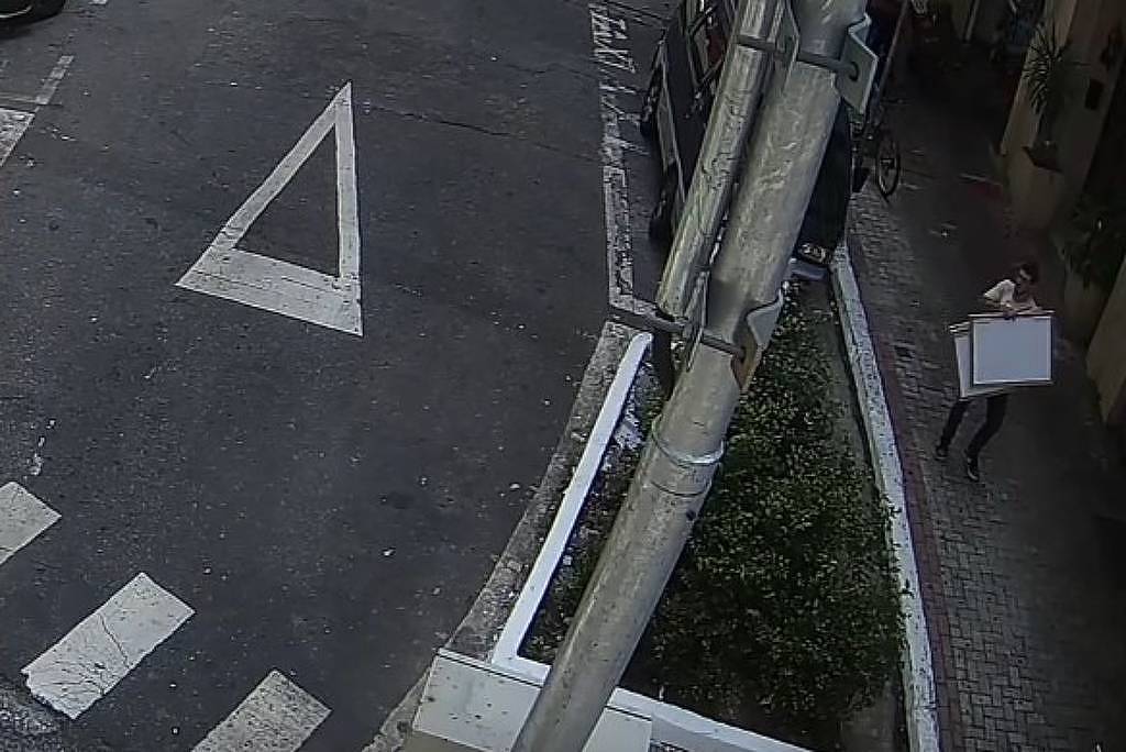 Imagens mostram suspeitos de roubar obras de biblioteca - 08/12/2025 - Cotidiano